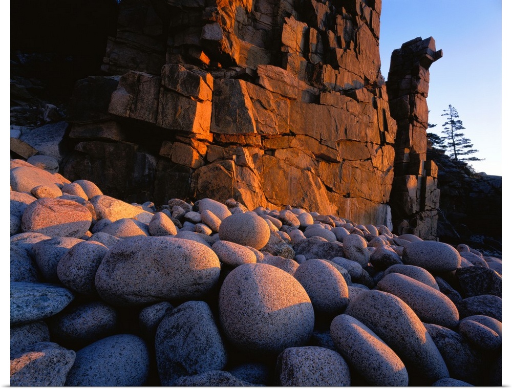 Maine, Acadia National Park, Sunlight over the rocks