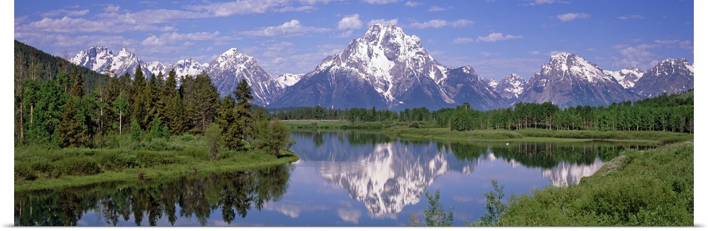 Scenic panoramic photo of the Mount Moran Snake River in the Oxbow Bend in the Grand Teton National Park, Wyoming (WY).