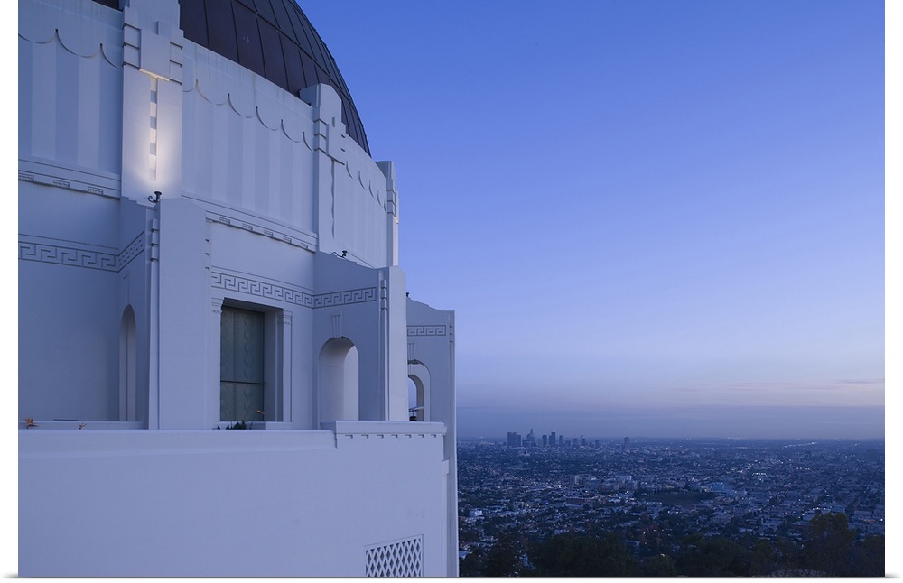 USA, California, Los Angeles, Griffith Park Observatory and downtown, dusk