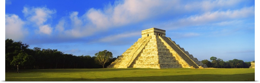Pyramid in a field, Kukulkan Pyramid, Chichen Itza, Yucatan, Mexico