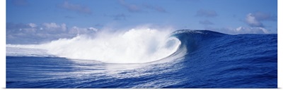 Rough waves in the sea, Tahiti, French Polynesia