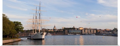 Schooner at a harbor with a city in the background with Hot Air Balloons in the sky Af Chapman Skeppsholmen Stockholm Sweden