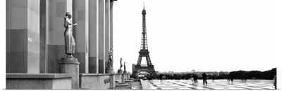 Statues at a palace with a tower in the background, Eiffel Tower, Place Du Trocadero, Paris, Ile-De-France, France