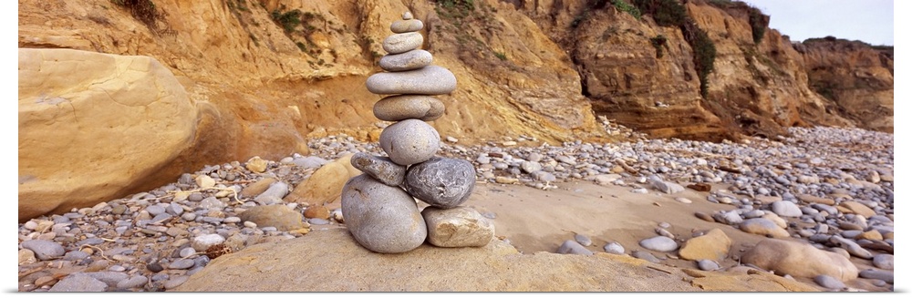 USA, California, San Mateo County, Stone sculpture on beach