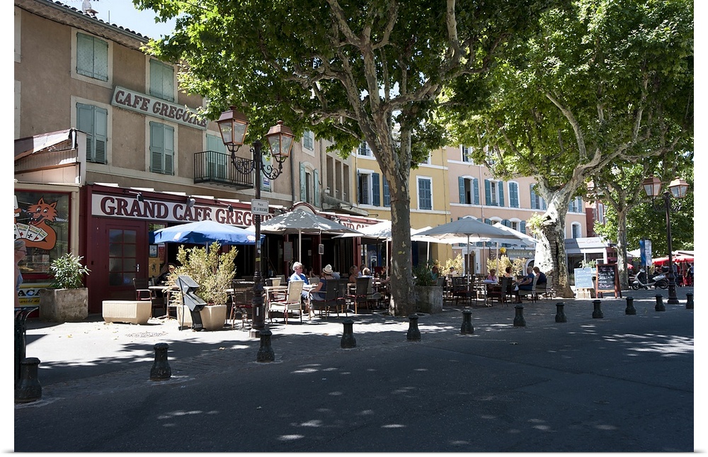 Tourists at a sidewalk cafe, Apt, Luberon, Vaucluse, Provence Alpes Cote dAzur, France