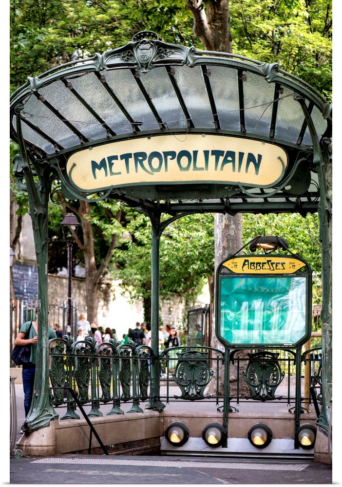 A photograph of the famous Parisian Metropolitain sign.