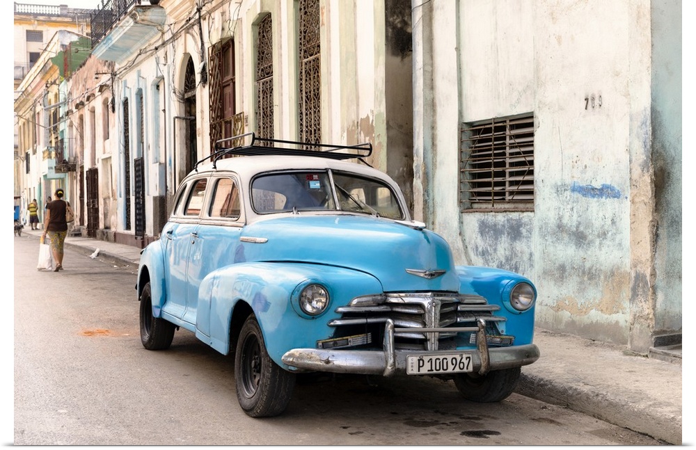 Photograph of a blue vintage Chevrolet parked in the streets of Havana.