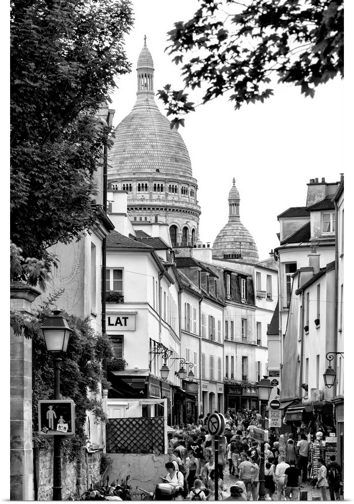 A photograph of a Parisian architecture in Montmarte.