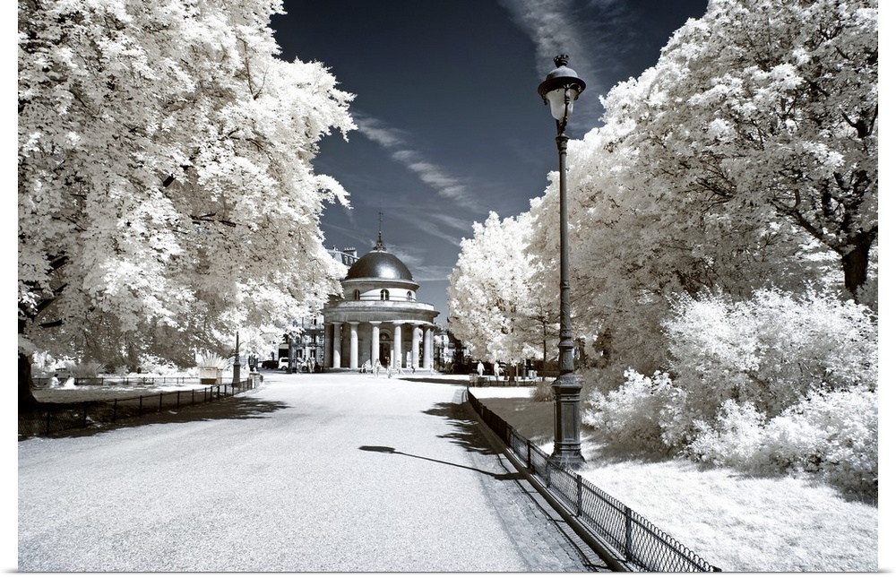 A view of Parc Monceau in Paris, made in infrared mode in summer. The vegetation is white and rendering of the sky is deep...