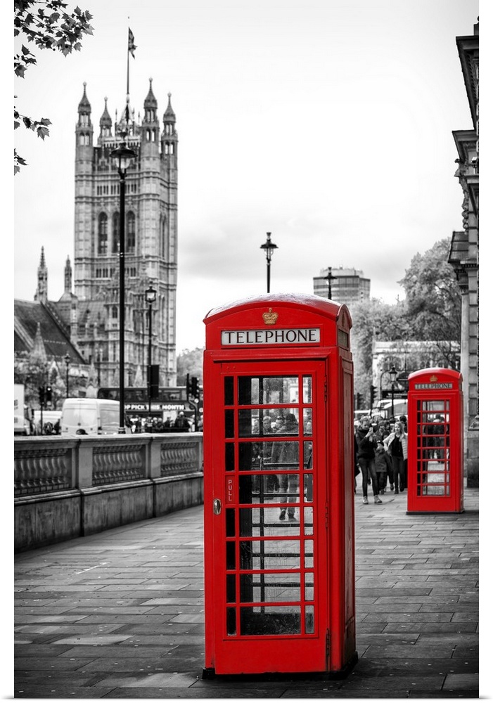Two red phone booths with the House of Parliament in the background, with selective coloring.