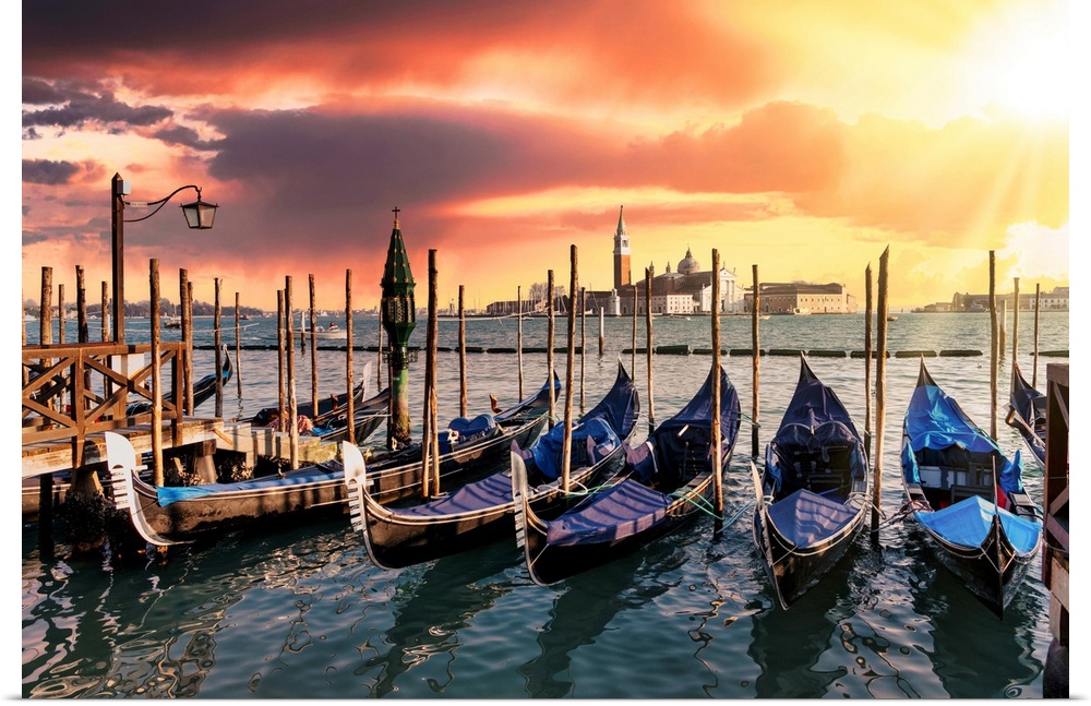 Through his photographic collection "Venetian Sunlight" Philippe Hugonnard unveils the wonders of Venice, a city known for...