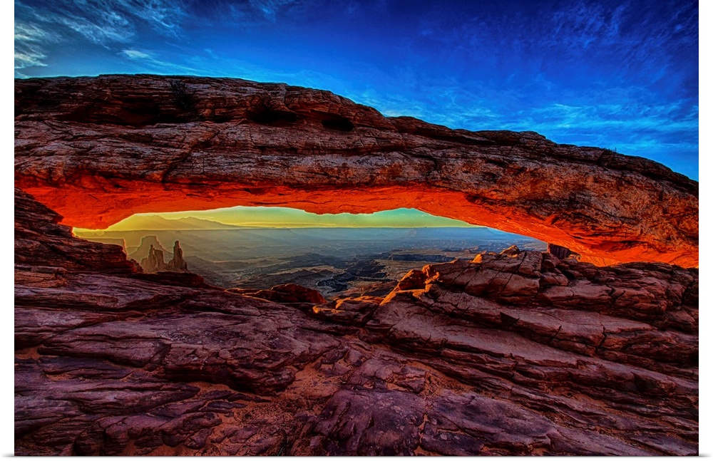 A spectacular sunrise at Mesa Arch, Utah.