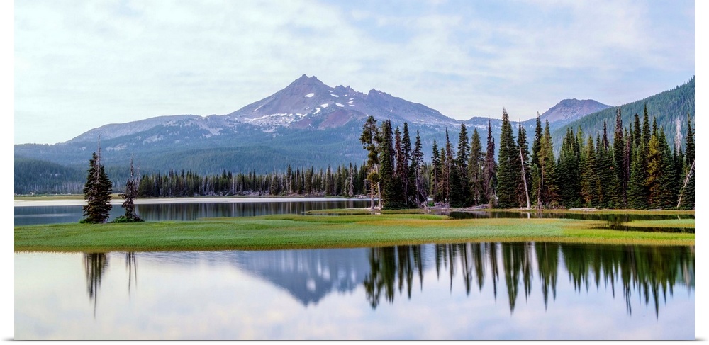 View of Broken Top peak near Sparks Lake in Deschutes National Forest in Oregon.