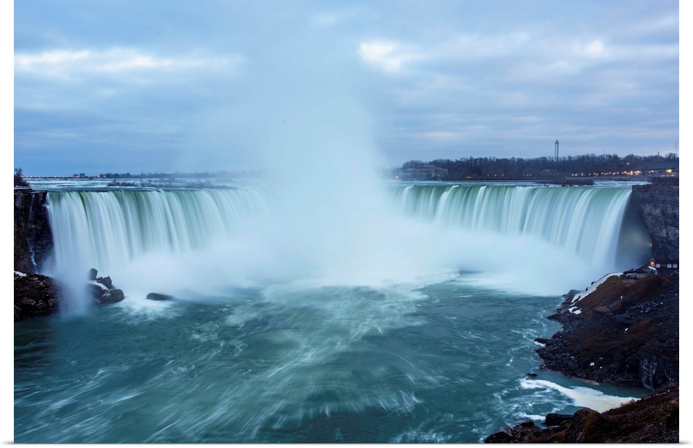 Photo of dramatic mist from Horseshoe Falls plunges high into the air.