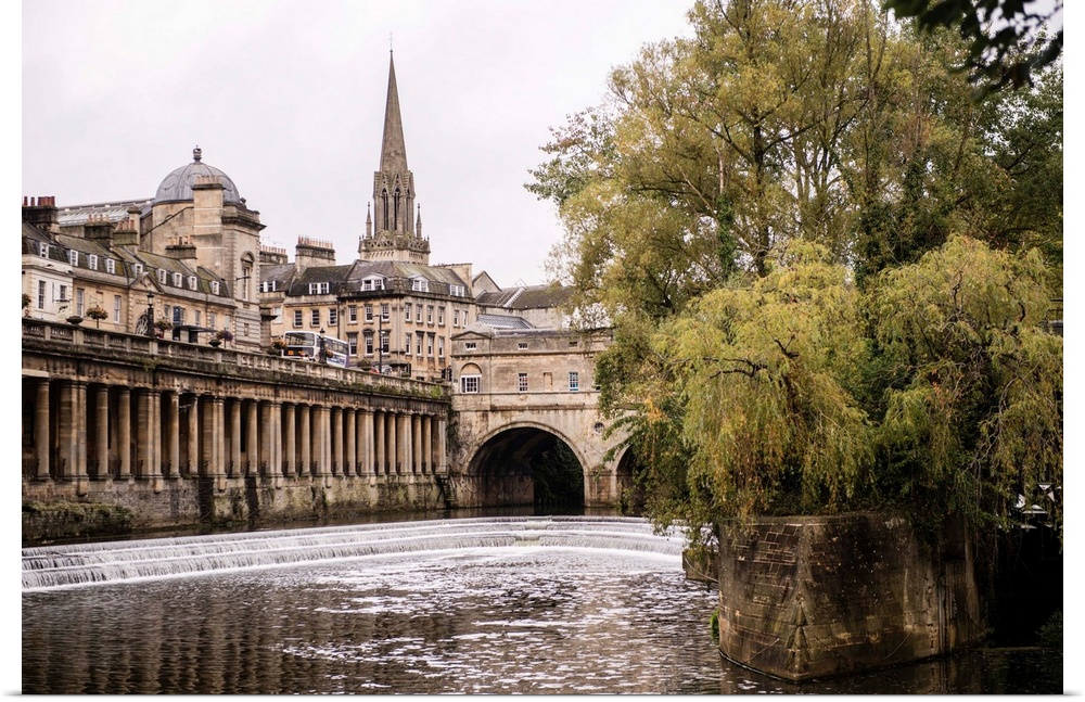 Beautiful photograph of Bath's Pulteney Bridge and weir on an overcast day in England.
