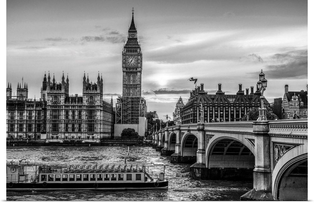 Photograph of a river boat on the River Thames about to go under the Westminster Bridge with Big Ben in the background.