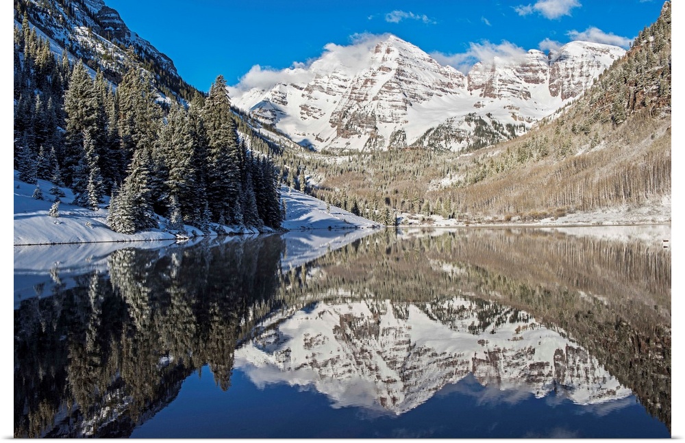 Snowy peaks of the Maroon Bells mirrored perfectly in the waters of the Maroon Lake below, Aspen, Colorado.