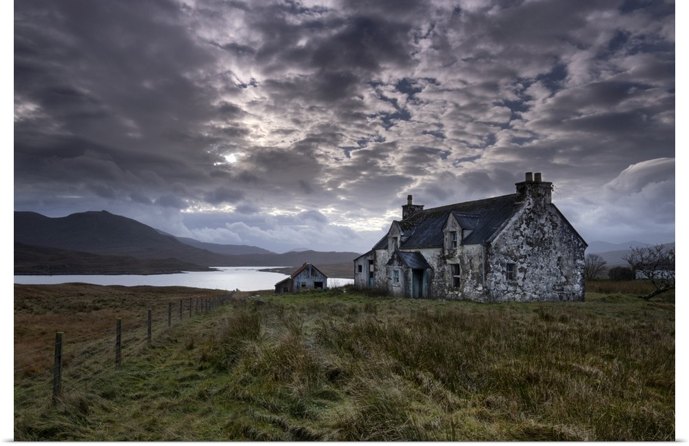 Abandoned Croft House overlooking Loch Siophort and the Harris Hills, Arivruaich, Isle of Lewis, Outer Hebrides, Scotland,...