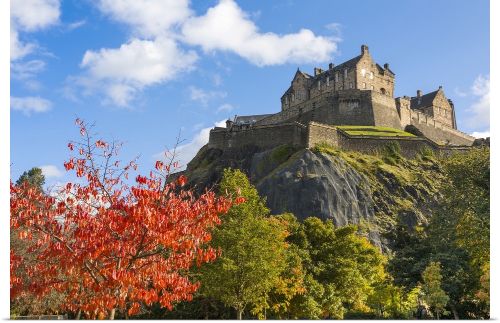 Autumn foliage and Edinburgh Castle, West Princes Street Gardens, Edinburgh, Scotland, United Kingdom, Europe