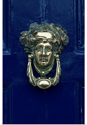 Blue painted door and knocker in the centre of the city of Dublin, Eire, Europe