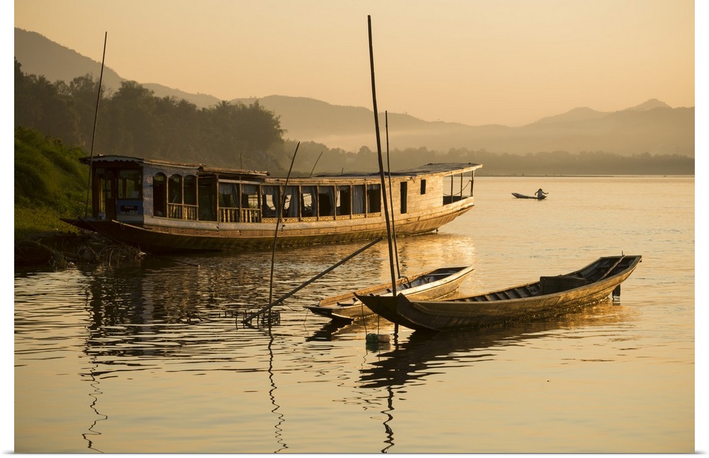 Boats on Mekong River, Luang Prabang, Laos, Indochina, Southeast Asia, Asia.