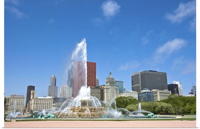 Buckingham Fountain in Grant Park with skyline beyond, Chicago, Illinois, USA
