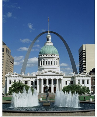 Fountains and buildings in city of St. Louis, Missouri