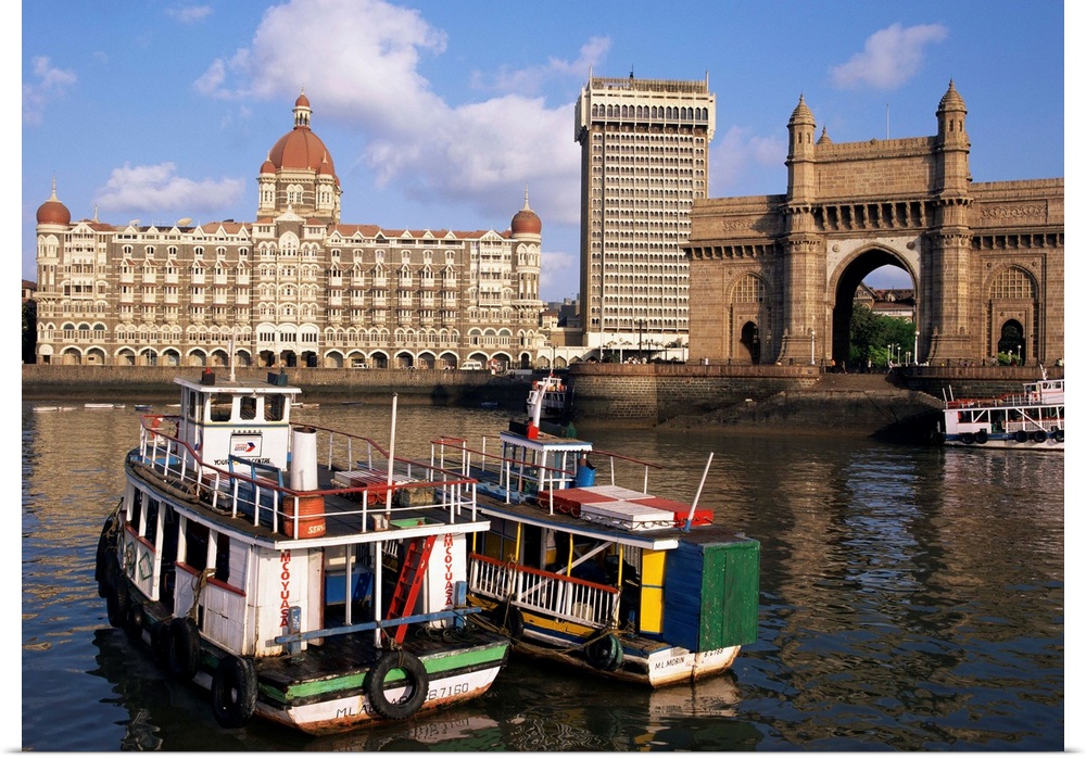 Gateway to India and the Taj Mahal Hotel, Mumbai (Bombay), India, Asia