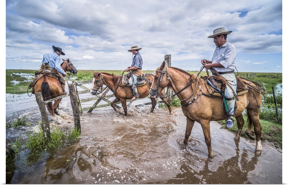 Gauchos on a traditional Argentinian cattle farm, Estancia San Juan de Poriahu, Ibera Wetlands, Corrientes Province, Argen...