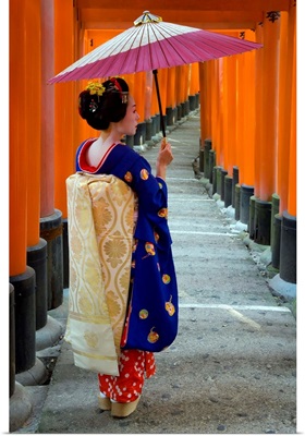 Geisha holding umbrella at Fushimi-Inari Taisha shrine, Kyoto, Japan