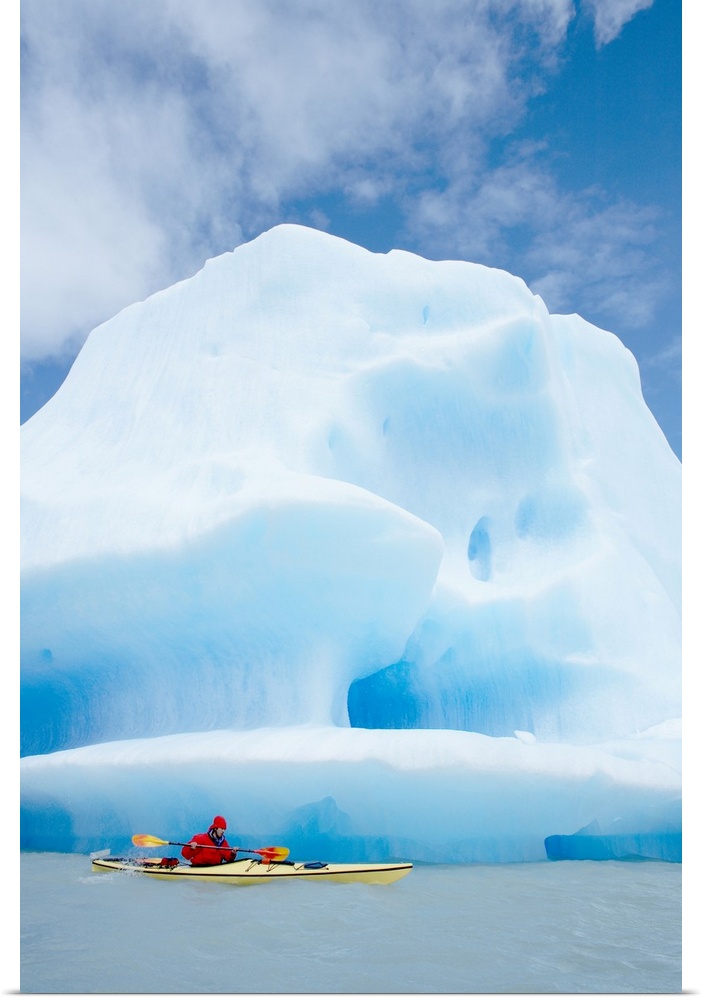 Person kayaking near icebergs, Lago Gray (Lake Gray) (Lake Grey), Torres del Paine National Park, Patagonia, Chile, South ...