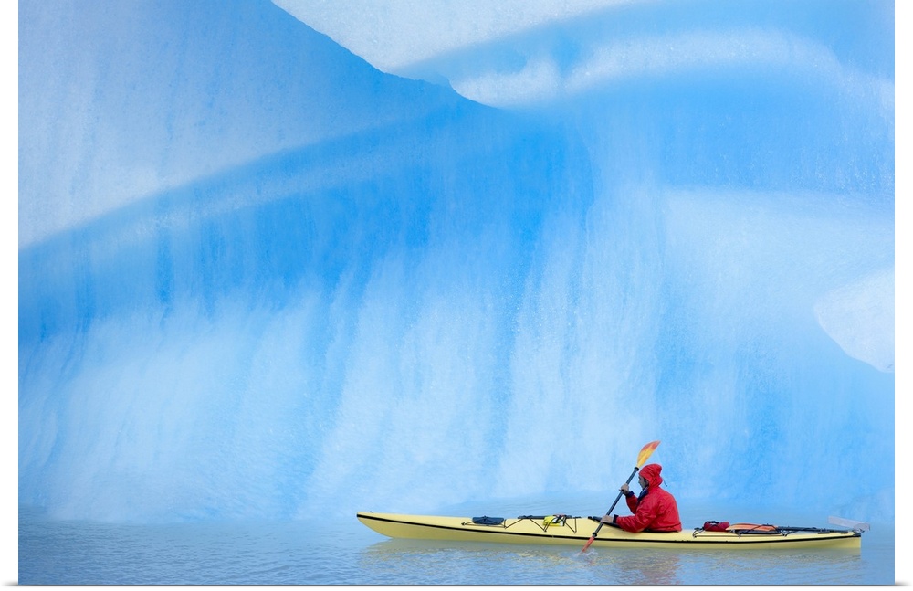 Person kayaking near icebergs, Lago Gray (Lake Gray) (Lake Grey), Torres del Paine National Park, Patagonia, Chile, South ...