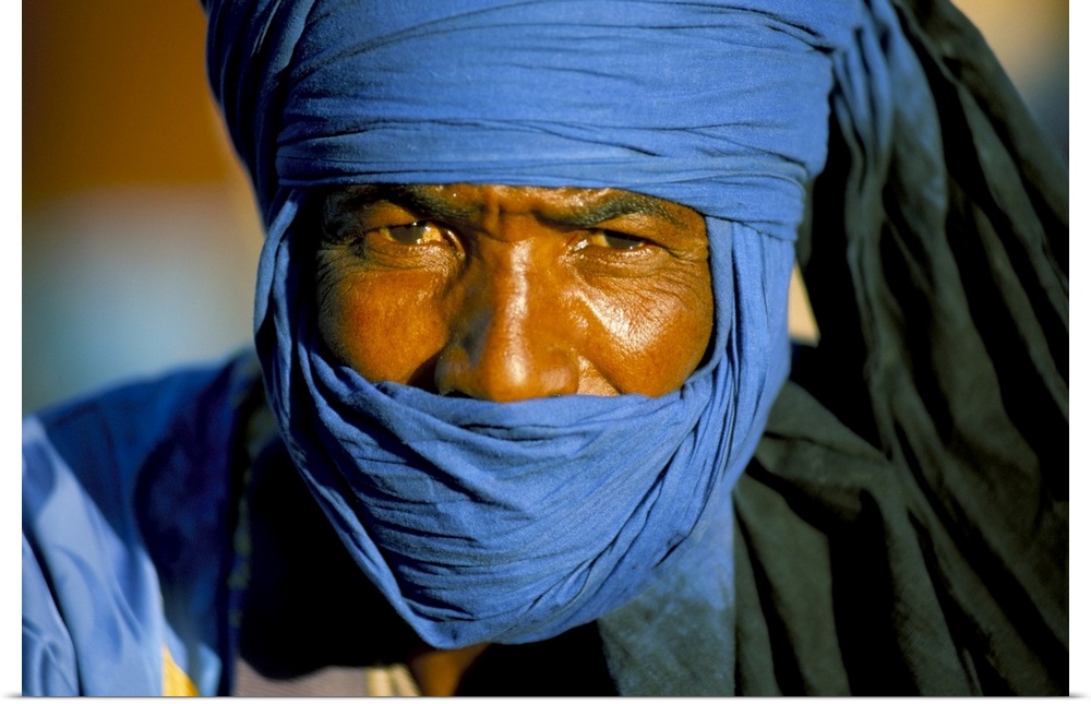 Man wearing blue headscarf, Djemma el Fna, Marrakech (Marrakesh), Morocco, North Africa, Africa