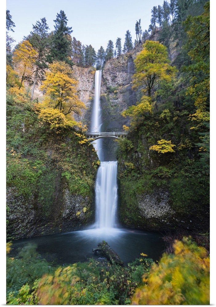 Multnomah Falls in autumn, Cascade Locks, Multnomah county, Oregon, United States of America, North America