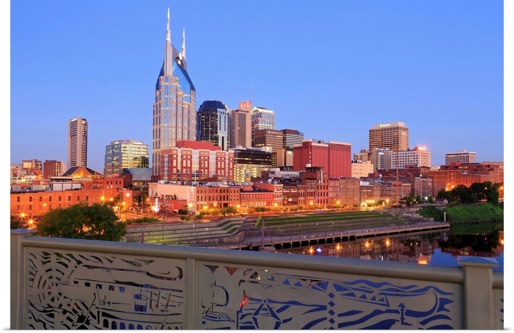 Nashville skyline and Shelby Pedestrian Bridge, Nashville, Tennessee, USA