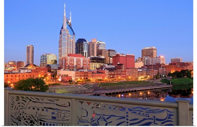 Nashville skyline and Shelby Pedestrian Bridge, Nashville, Tennessee, USA