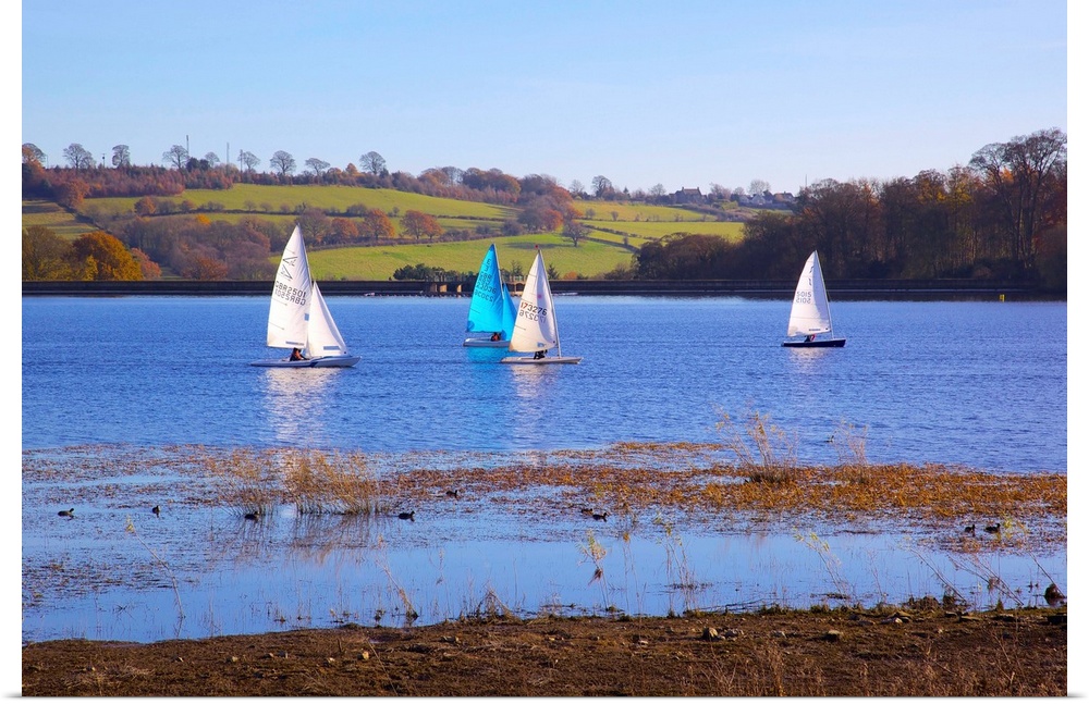 Sailing on Ogston Reservoir, Derbyshire Dales, Derbyshire, England, UK