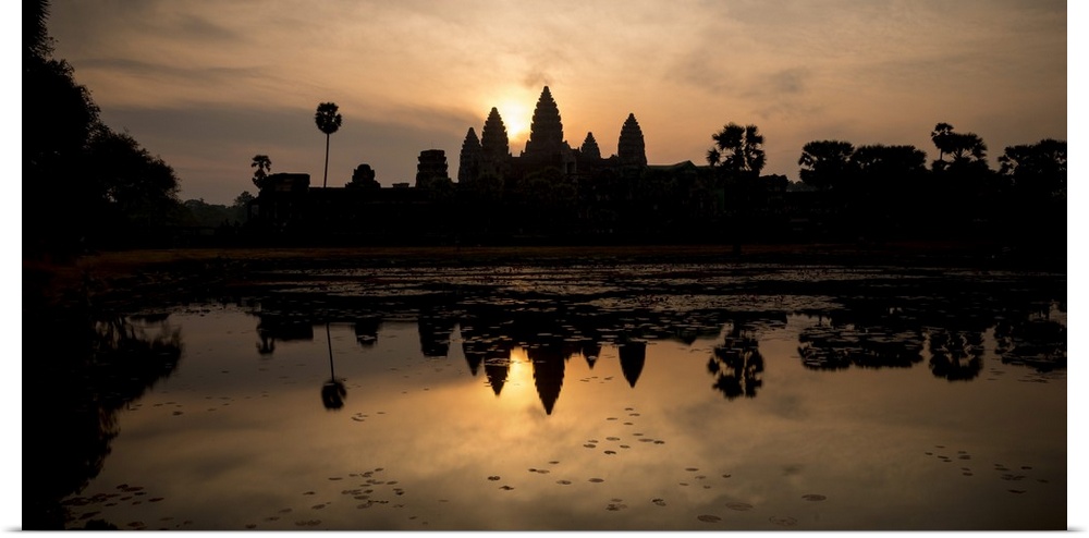 Sunrise over Angkor Wat, Angkor, UNESCO World Heritage Site, Siem Reap, Cambodia, Indochina, Southeast Asia, Asia.
