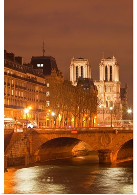 The Ile de la Cite and Notre Dame cathedral at night, Paris, France, Europe