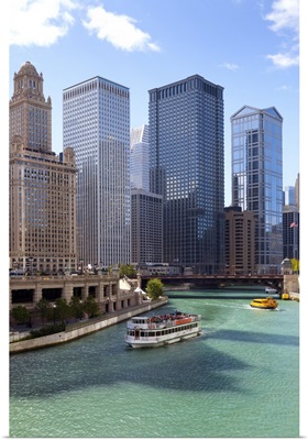 Tourist boat on the Chicago River, Chicago, Illinois