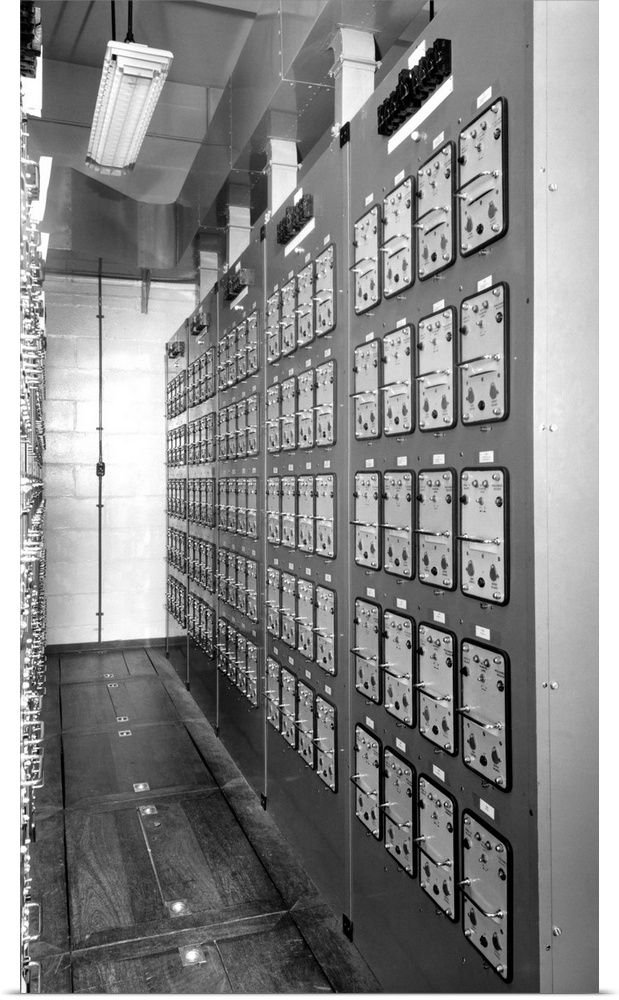 Differential analyser. These 200 electronic amplifiers were used in the operating systems of the differential analyser. Di...