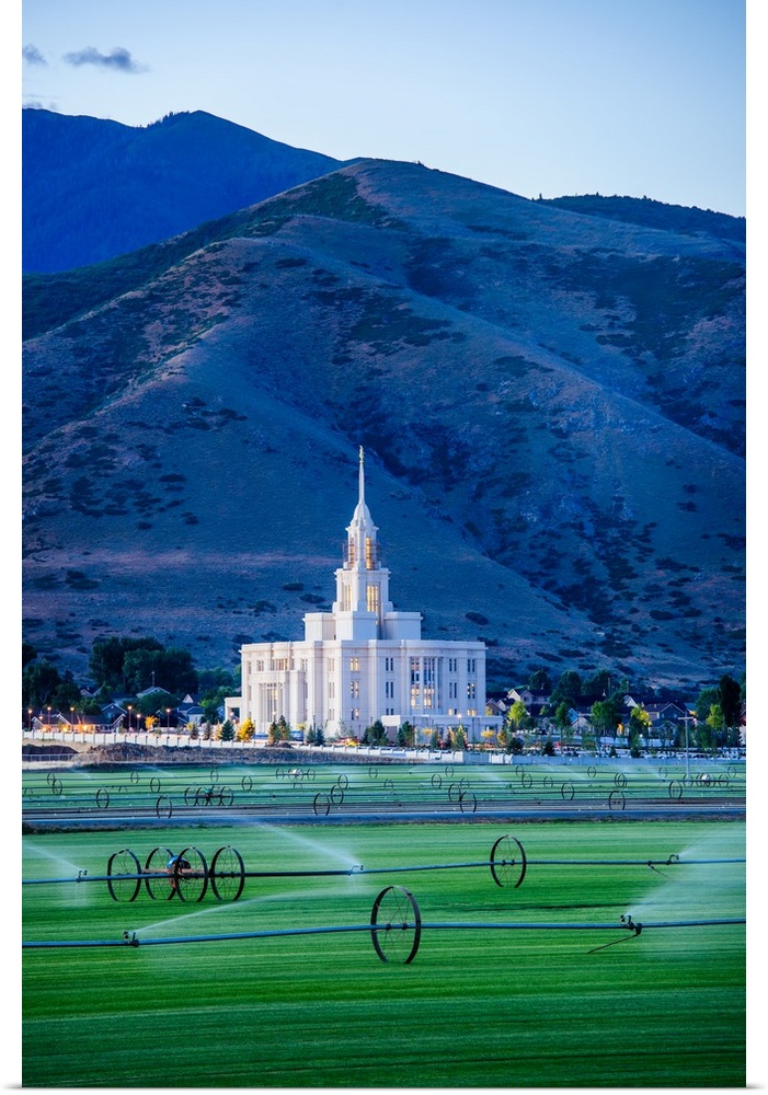 The Payson Utah Temple was dedicated in October 2011 by Dallin H. Oaks and again in 2015 by Henry B. Eyring. The Payson Te...