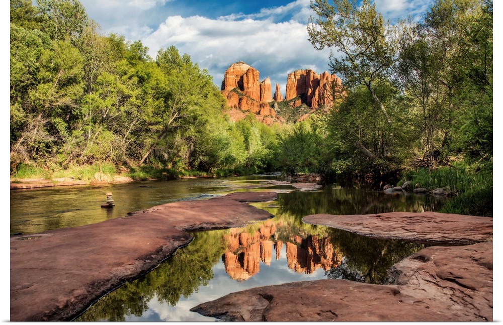 Cathedral Rocks and Oak Creek River in Sedona, Arizona.