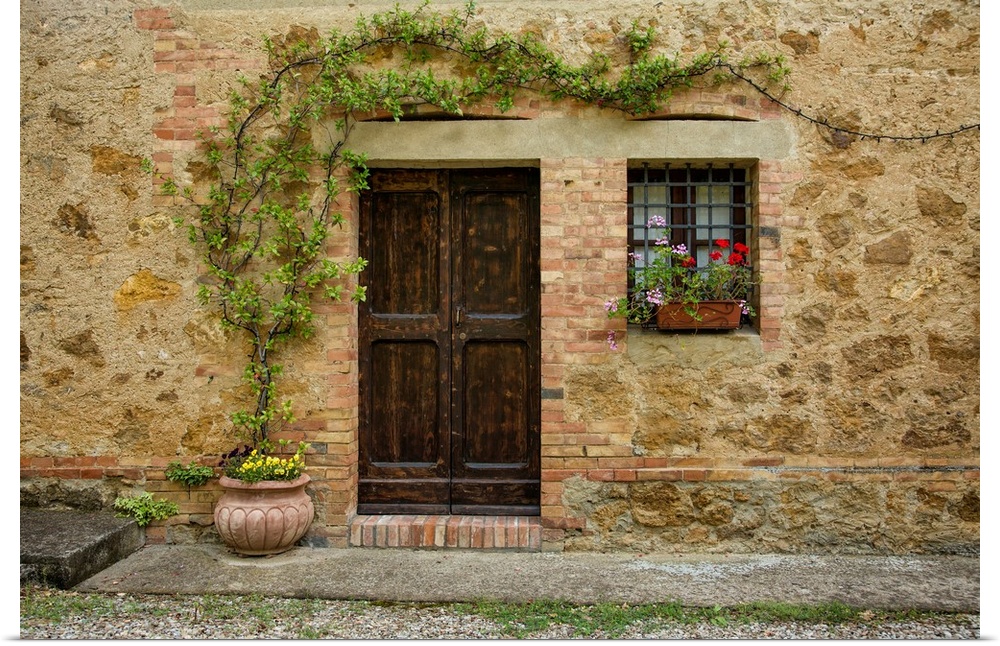 Home with flowers in Tuscany.