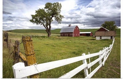 Red barn and farm in the Palouse region of Washington