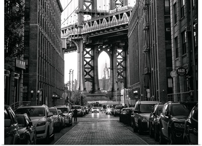 Sidestreet with a view of the Manhattan Bridge in New York City