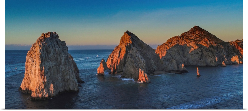 The last light of the day hits the arch in Cabo San Lucas.