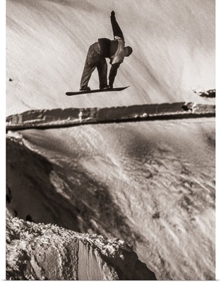 Tracy Latzen grabbing his board over Donner Summit, California