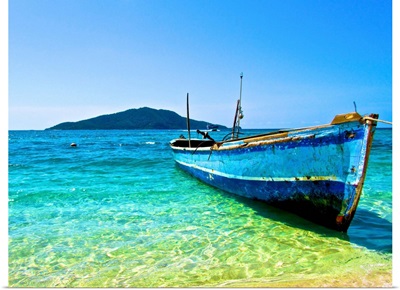 A lone boat on the shore of Cayos Cochinos, Honduras