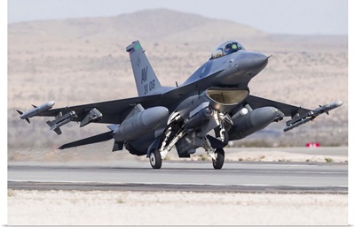 A U.S. Air Force F-16C Fighting Falcon landing